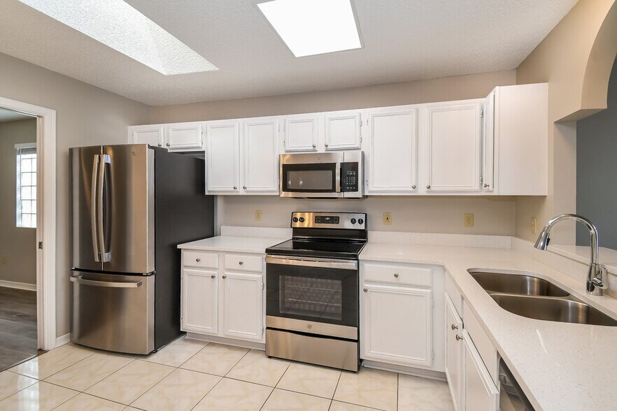 Building Photo - 2847 Lantana Lakes Dr W
