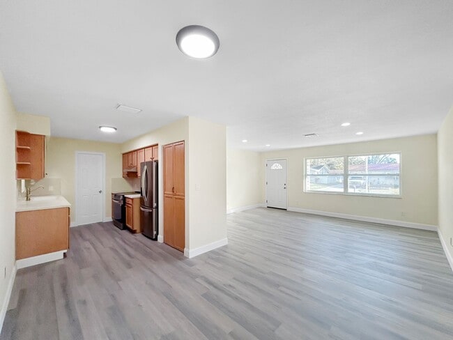 Building Photo - Beautifully Renovated 2BR/2BA with bonus room New Hurricane Windows + Backyard