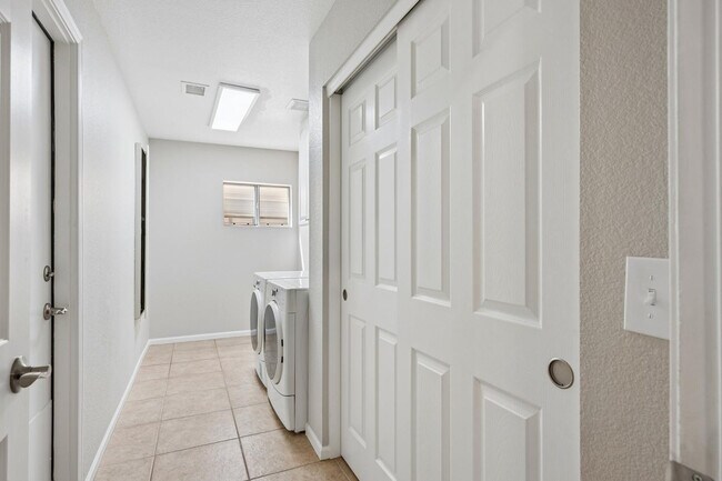 Building Photo - 8734 W Bloomfield Rd