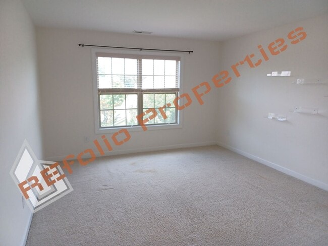 Building Photo - Lovely 5 Bedroom 4 Bathroom Single Family ...