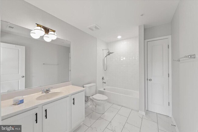Building Photo - 5559 Trafalgar Cir