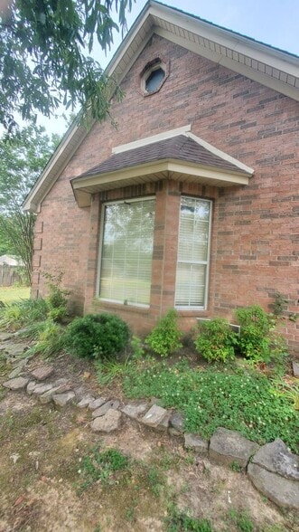 Building Photo - 1084 Tara Dr