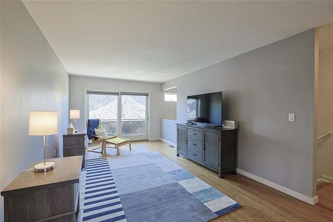Building Photo - "Chic Canal Boat Ct Retreat: Spacious 1-Bedroom with Two Baths & Modern Amenities!"