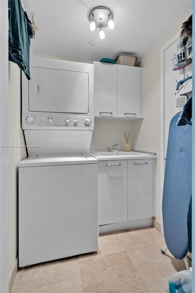 Building Photo - 1331 Brickell Bay Dr