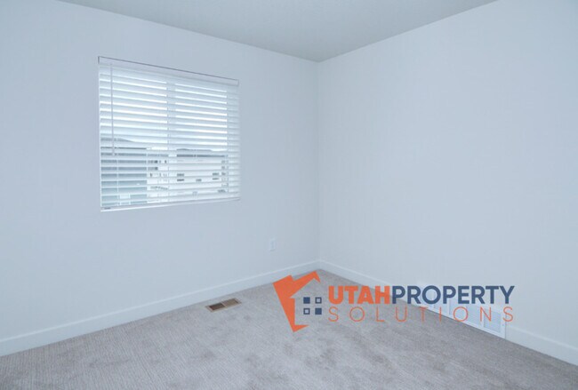 Building Photo - 1054 W 430 S