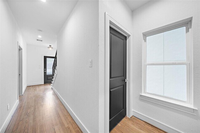 Building Photo - 1011 E 28th St
