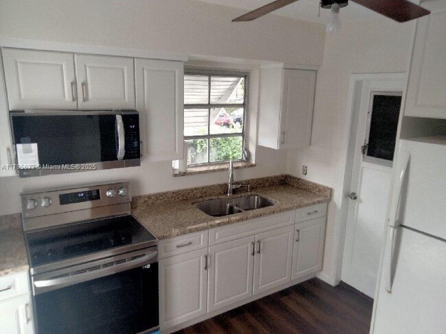 Building Photo - 3670 SW 20th St