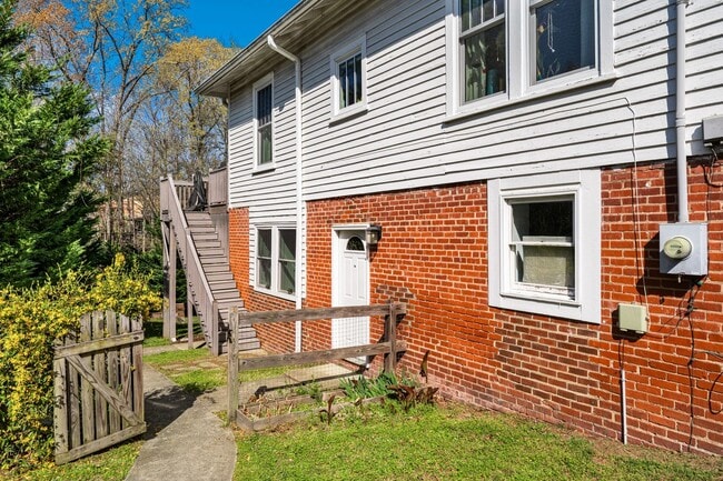 Building Photo - Beautiful apartment less than 1 mile from Brightleaf Square! Utilities Included!