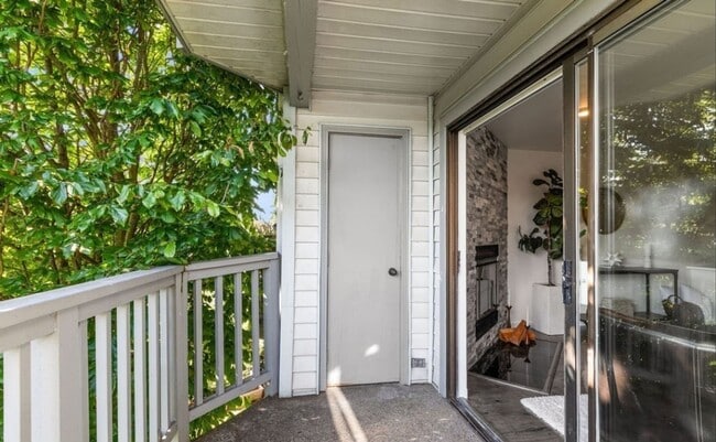 Building Photo - Renovated 2 Bed Kirkland Condo in Salishan...