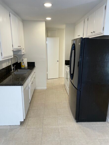 Building Photo - 519 N Francisca Ave