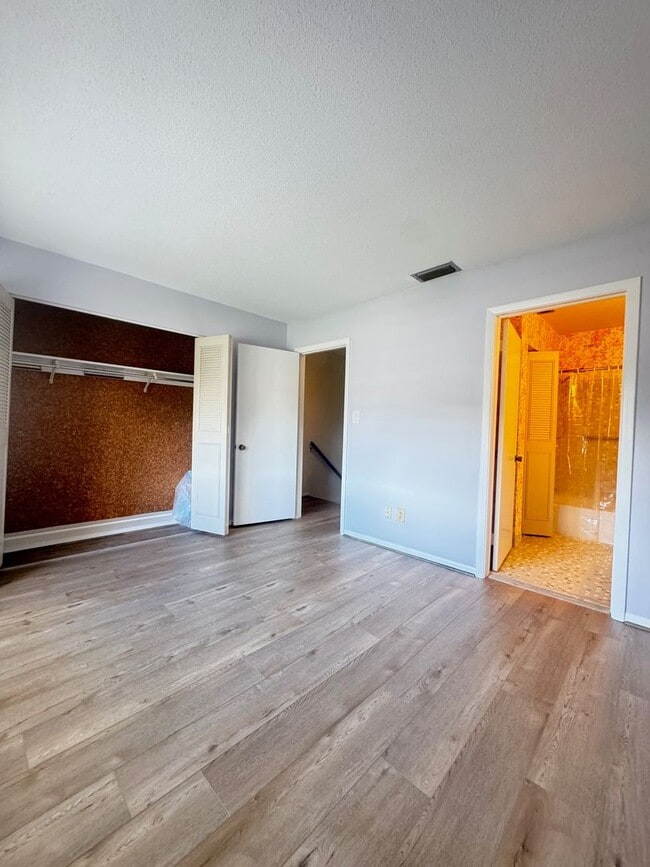 Building Photo - Unfurnished Townhouse Near Downtown Sarasota