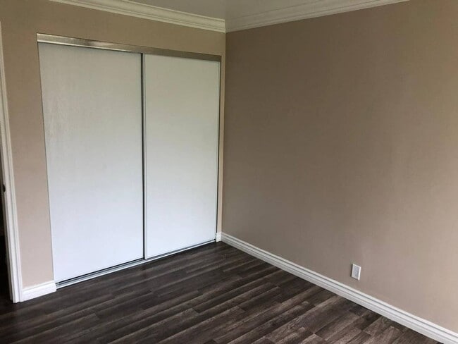 Building Photo - 3 BD 1 Full Bath Remodeled Upstairs Condo