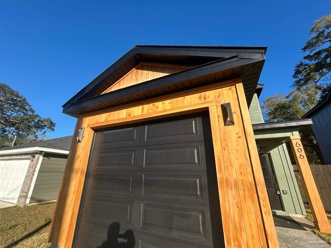 Building Photo - 606 E Leonard St