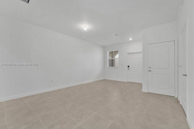 Building Photo - 2558 SE 27th Dr