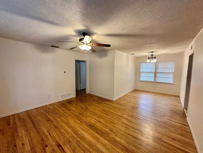 Building Photo - Cozy Three Bedroom, Centrally Located!
