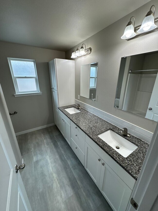 Building Photo - Stunning 3-Bedroom Home with Modern Comforts in a Quiet Neighborhood