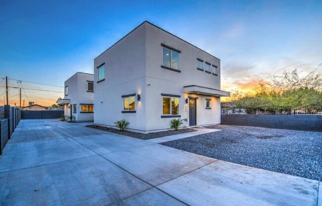 Primary Photo - Versatile home in the heart of Phoenix