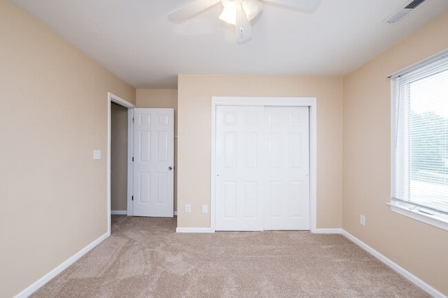 Building Photo - 5 Bedroom, 2.5 Bath Home for Rent in Salem Woods