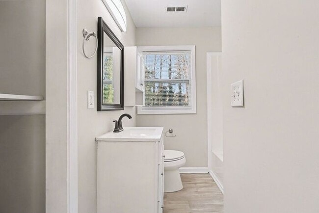 Building Photo - Newly Renovated 3BR/1BA SE Atlanta Gem!