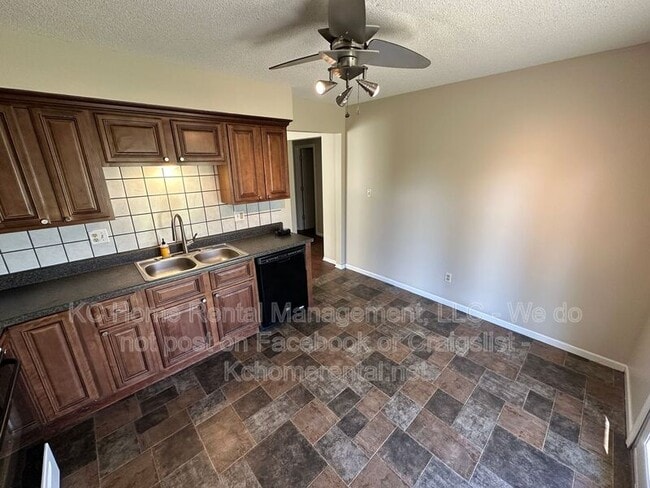 Building Photo - 3910 SW 8th Ter