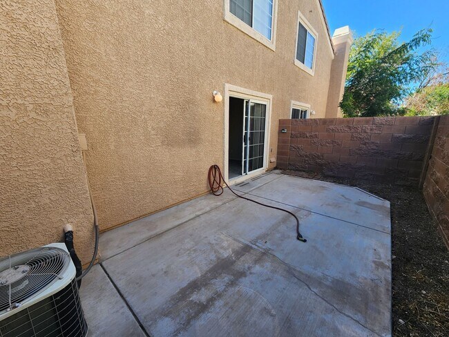 Building Photo - Beautiful townhouse in Silverado Ranch