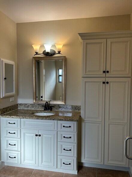 Building Photo - 4412 Vanda Dr