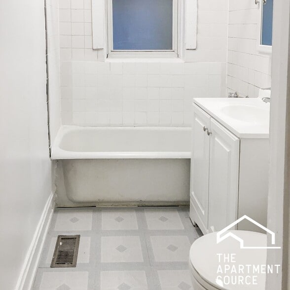 Building Photo - 5034 N Wolcott Ave