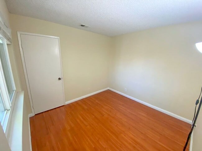 Building Photo - Welcome to this charming 3 bedroom, 2 bath...