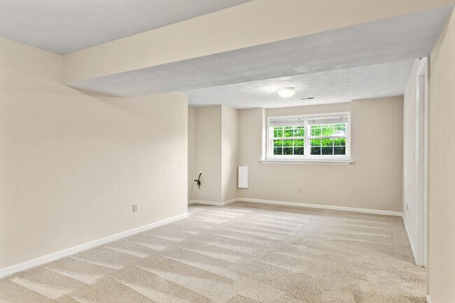 Building Photo - 3 Bed / 3 Bath. Pet Friendly. Easy access ...