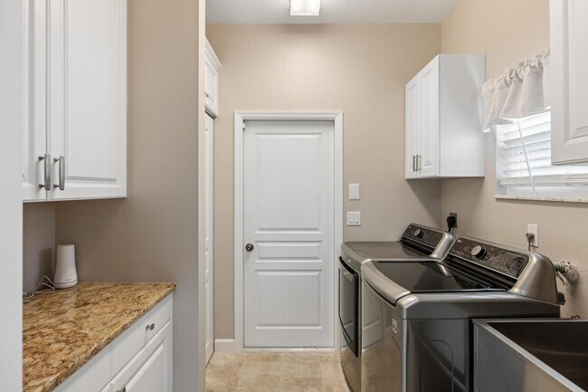 Building Photo - 4360 Iola Dr