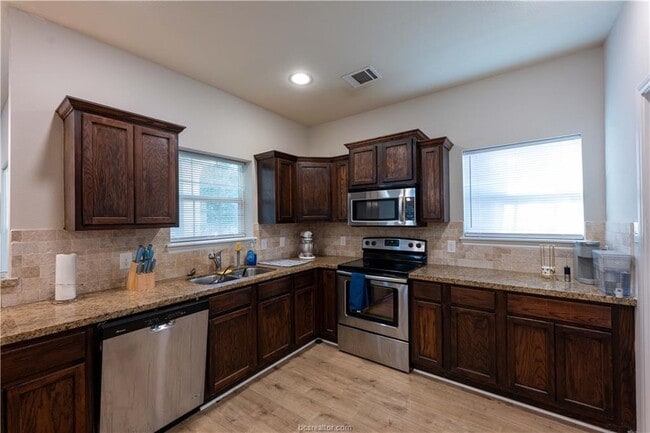 Building Photo - 1133 Oney Hervey Dr