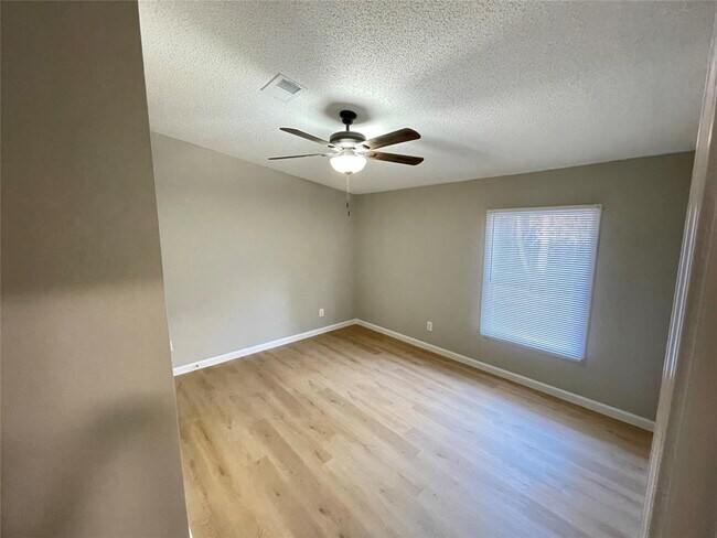 Building Photo - 128 Hall Dr S