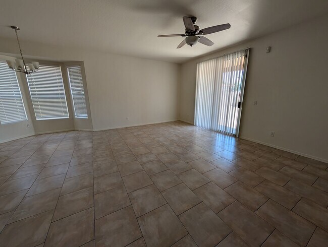 Building Photo - 3 Bedroom 2 Bathroom in Executive Palms Su...
