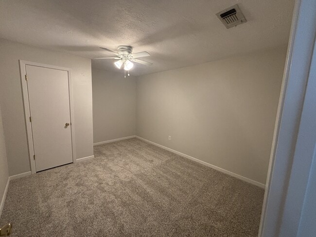 Building Photo - 916 Trailwood Blvd