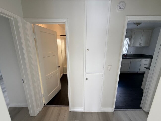 Building Photo - Beautiful 2 Bedroom Belmont Shore Apartment for Rent - Garage Parking Included!