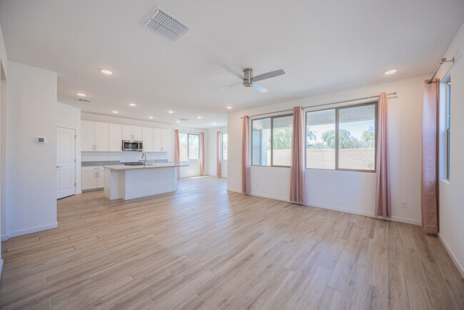Building Photo - 7412 W Gardenia Ave