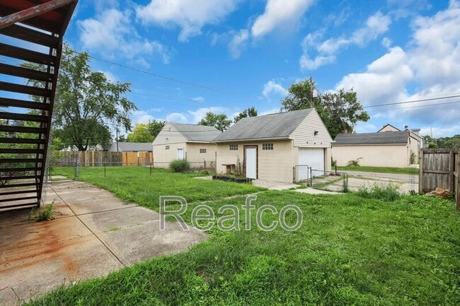 Building Photo - 404 S Chase Ave