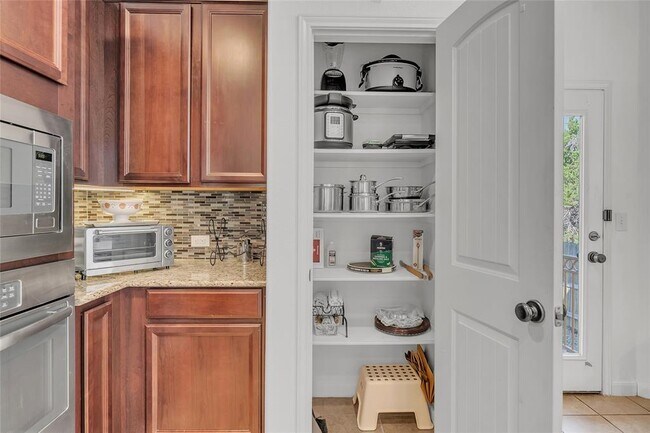 Building Photo - 520 S Meadowlark St