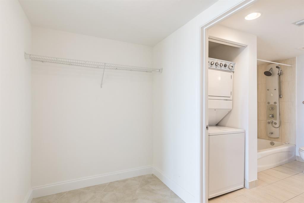 Building Photo - 1750 N Bayshore Dr