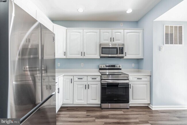 Building Photo - 10329 Bridle Ct