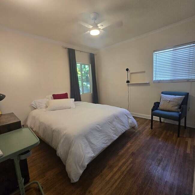 Building Photo - Warm & Welcoming Home Near Melrose with Room to Live, Work & Create