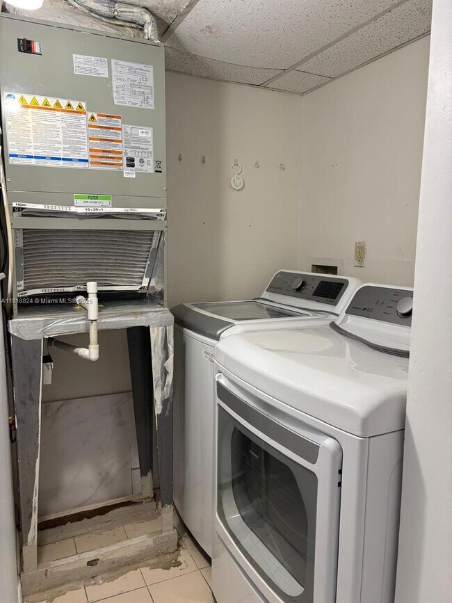 Building Photo - 2740 W 61st St