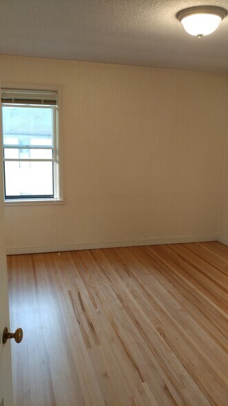 Cross ventilation - 6220 W 34th St