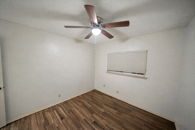 Building Photo - Charming 3-bed, 2-bath home in Universal C...
