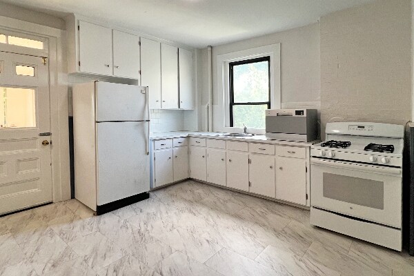 Building Photo - 44 Cedar St