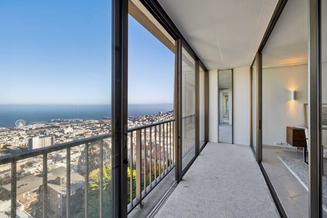 Building Photo - 999 Green St