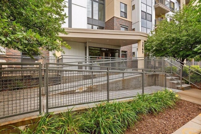 Building Photo - 2565 Franklin Ave