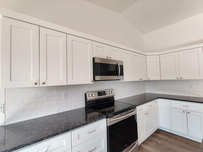 Building Photo - Stunning Newer Build in Benton City