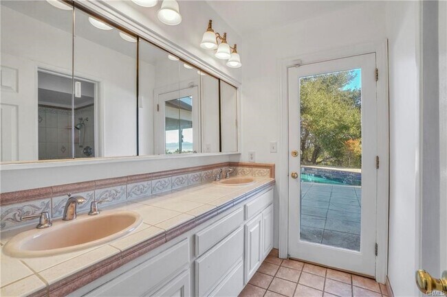 Building Photo - 16922 Oak View Dr