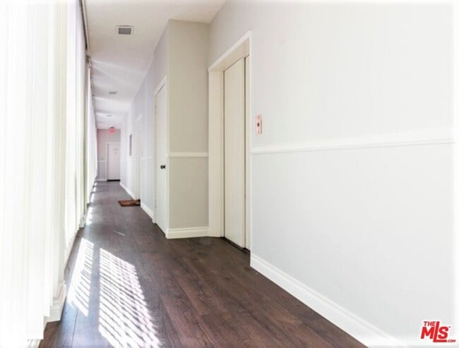 Building Photo - 435 N Palm Dr